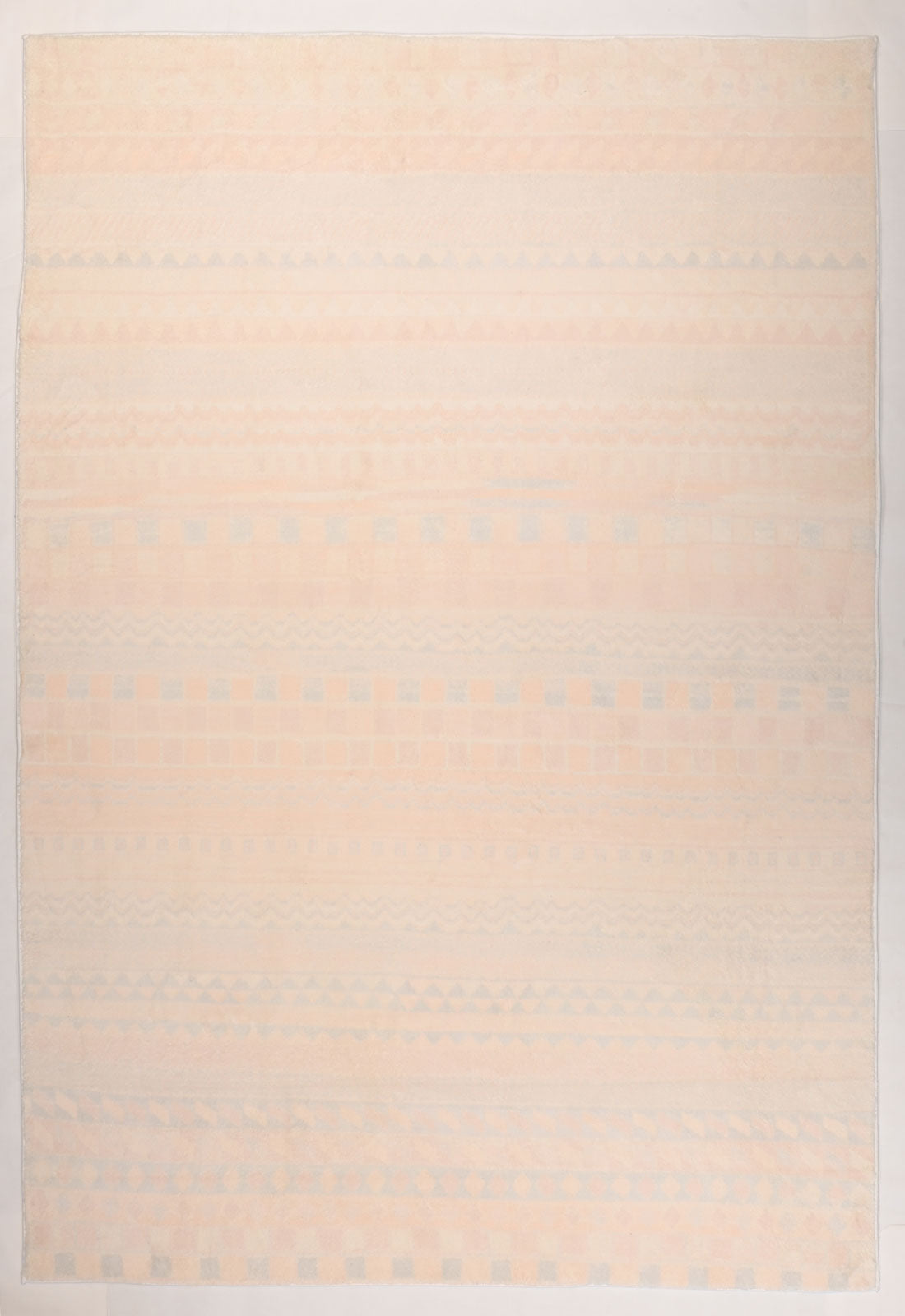 RQ7.0007.TK.000.RC: A modern rug in a unique design.