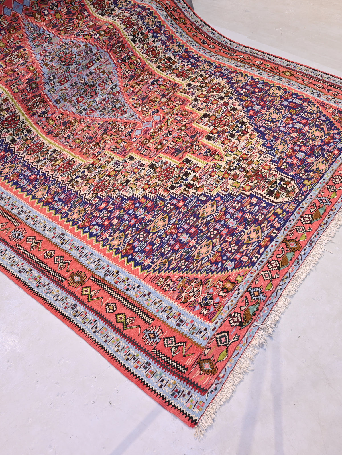 A fine Seneh kilim number 53665 (280x196cm)