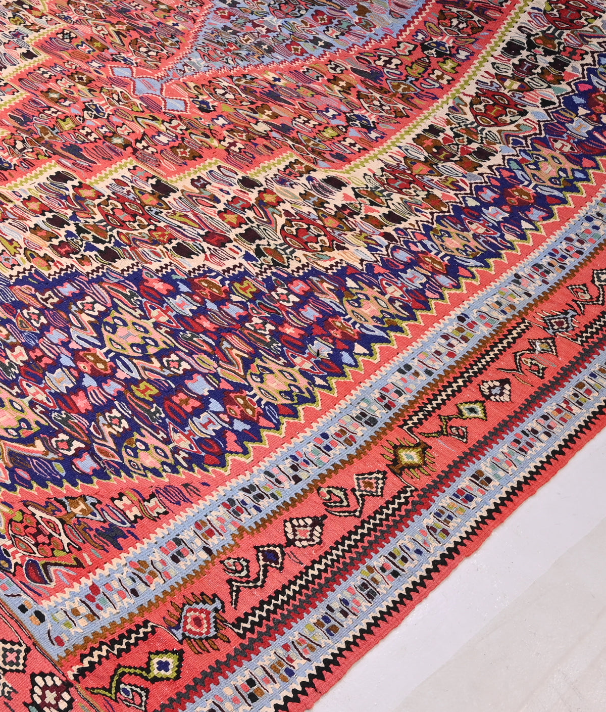 A fine Seneh kilim number 53665 (280x196cm)