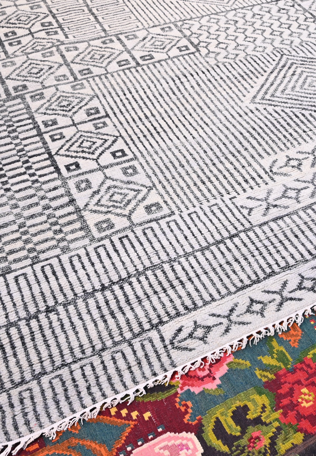 A Berber inspired handmade rug Number 850247 (280x368cm)