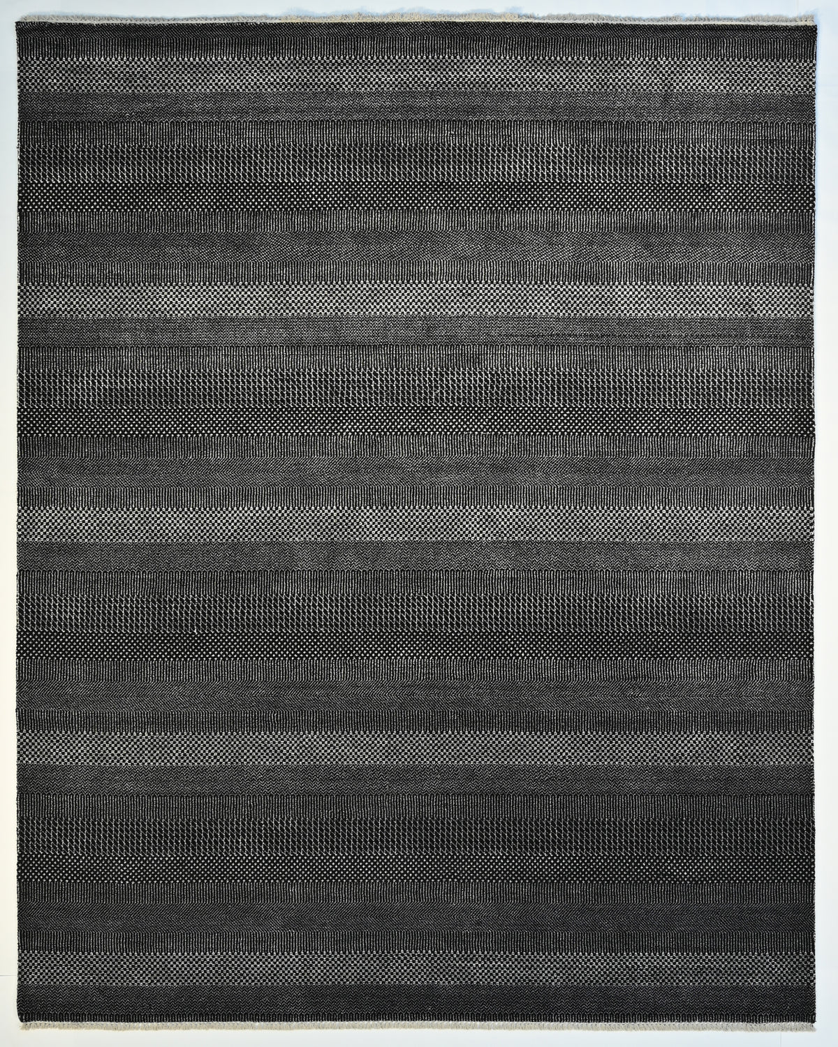 El black; A modern rug. (GRS-70-10)