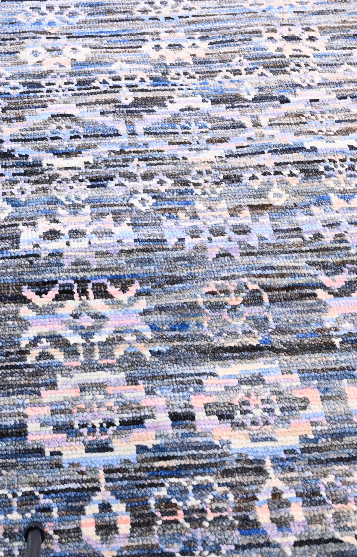 A modern Indian rug Number 850200  (370x 272cm)